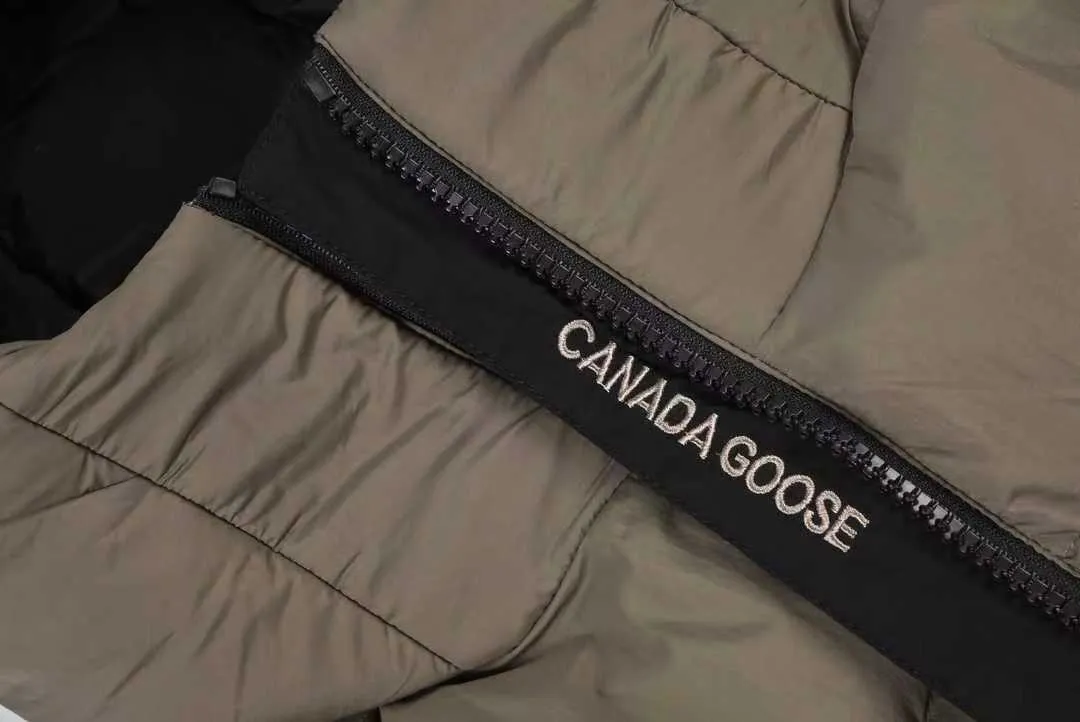 P800 Canada Goose Black Label Down Jacket The goose black label down jacket is a must-have in the outerwear world! The latest designer styles! The goose down jacket has always been a popular element of fashion and is loved by experts from all walks of life! Fashionable hooded cut, high-end customer-supplied fine goose down, high resilience, smooth zipper, strong and firm. Pockets on both sides can store small items, free your hands, and you can go out without worries. It can also meet the need of putting your hands in your pockets👏👏Produced by Big Goose, it can be used as a group uniform by many celebrities. This down jacket uses a double-layer anti-down lining design, which has strong windproof performance and will be very warm in winter! New standard 90% goose down filling, high fluffiness, windproof hooded design. When walking outdoors, pull the collar to the highest position, put your hands in the pockets and it will be very warm. It can be easily controlled by all body types! The interior is equipped with an elastic snow skirt design for better wrapping. The simple and neat style design highlights the masculine temperament. The impeccable style is classic and never goes out of style. It is warm and practical, and it is versatile! You can enter with your eyes closed! Size S-XXL